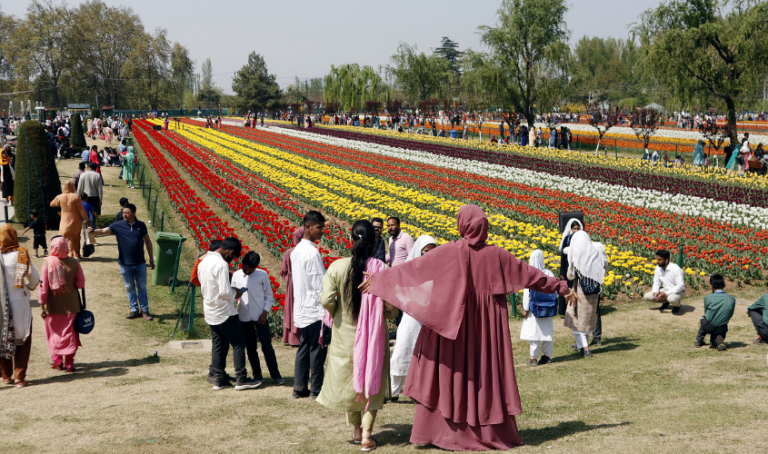 Kashmir Witnessing Record Breaking Tourist Footfall The Sunday