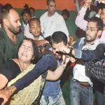 Lalita Pandey being manhandled at BJP headquarters in Ranchi by supporters of Shashi Bhushan Mehta.