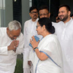 Nitish Kumar exchanges greetings with Mamata Banerjee