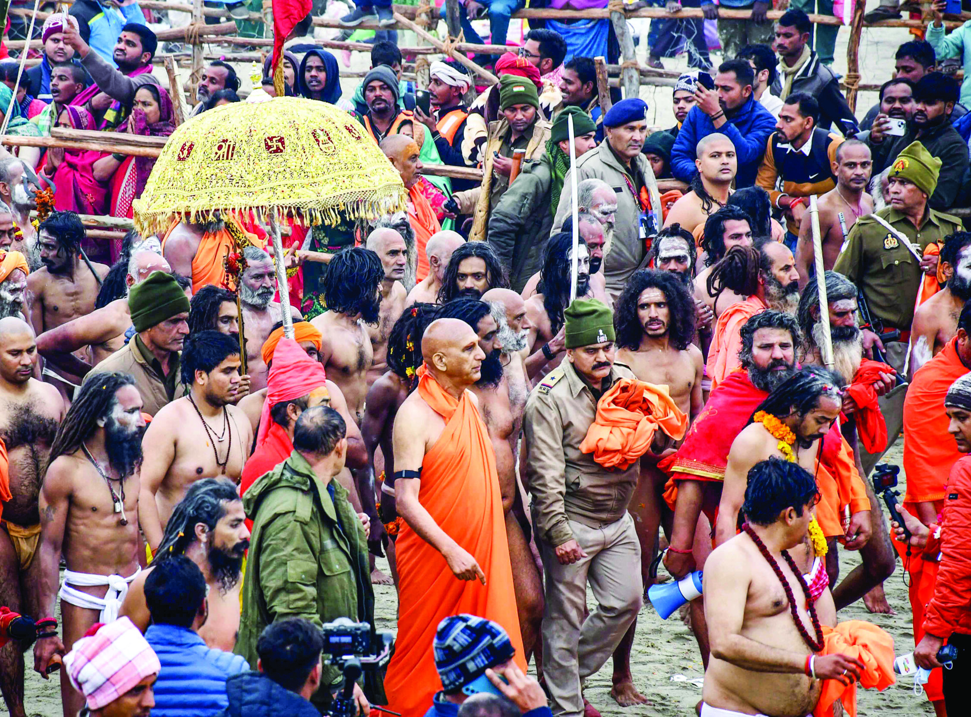 Juna Akhara Acharya Mahamandaleshwar Swami Avdheshanand Giri Maharaj arrives to take Amrit Snan at Triveni Sangam on Makar Sankranti, in Prayagraj on 14 January. ANI