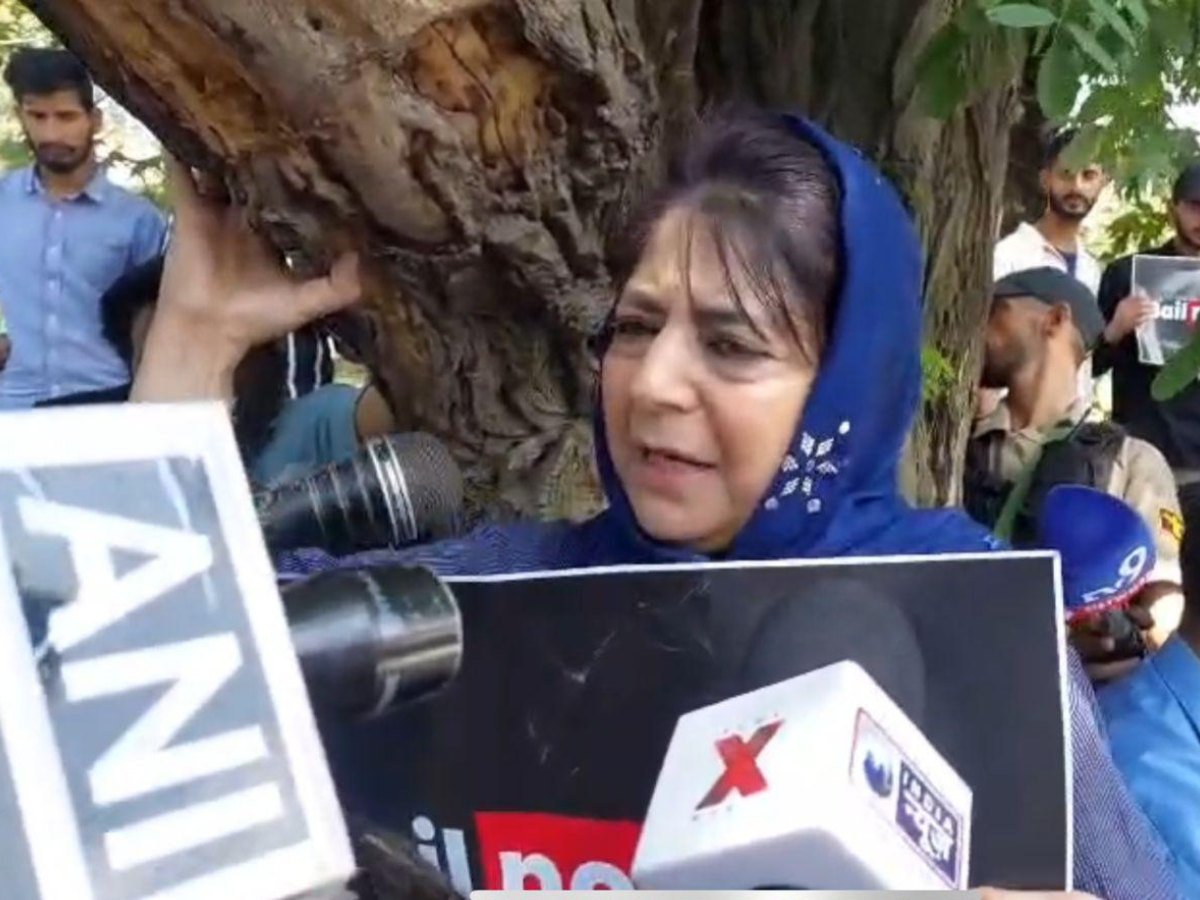 Former CM Mehbooba Mufti during a protest in Srinagar, urging prison reforms and justice for Kashmiri detainees.
