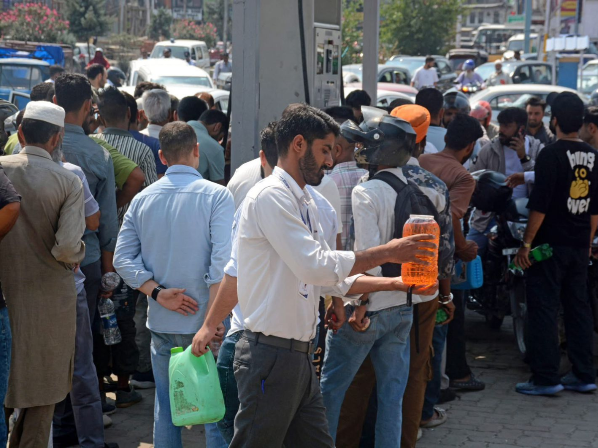 Long queues at dry petrol pumps in Srinagar as fuel supply halts