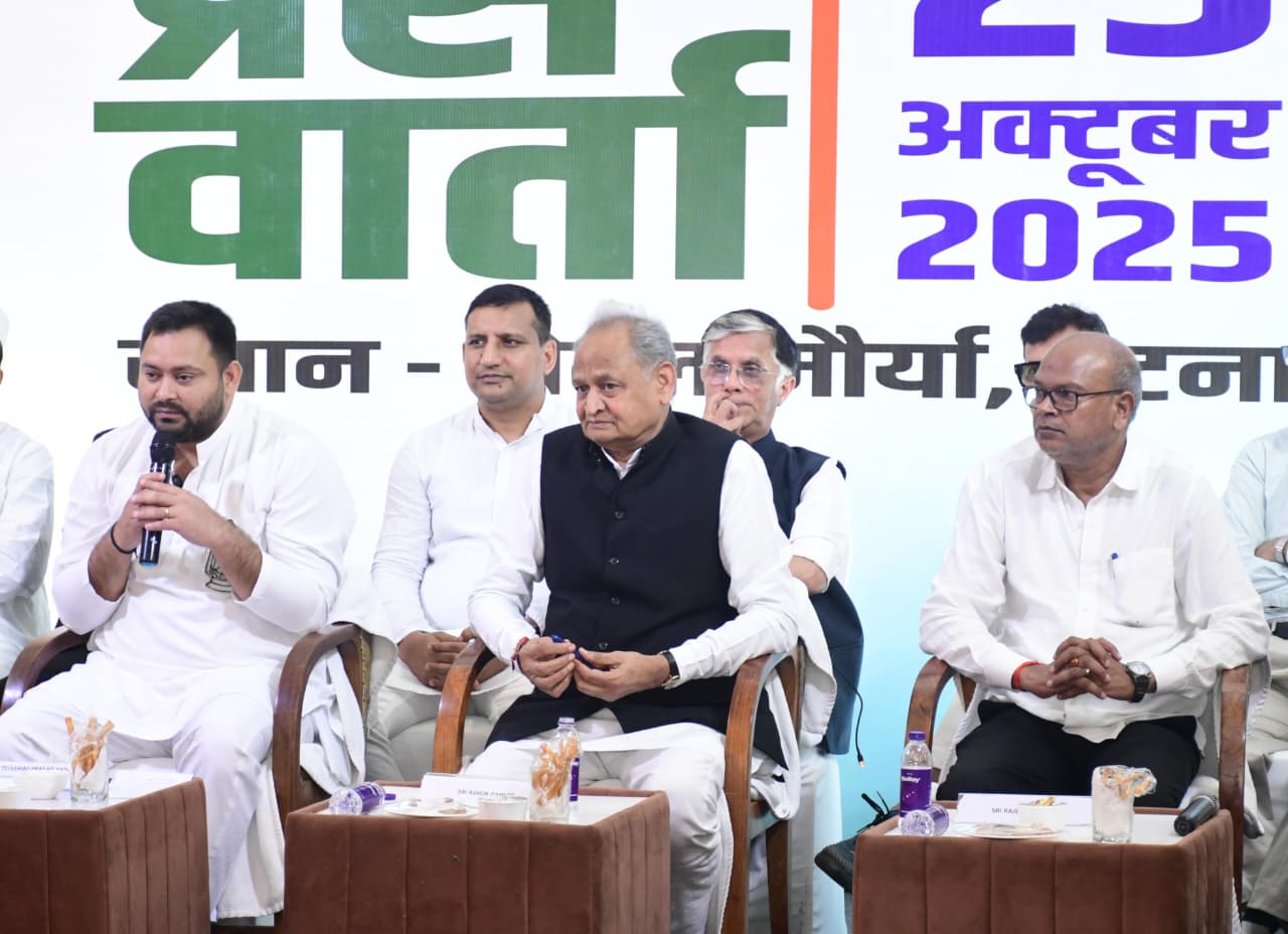 Ashok Gehlot meets RJD leaders in Patna