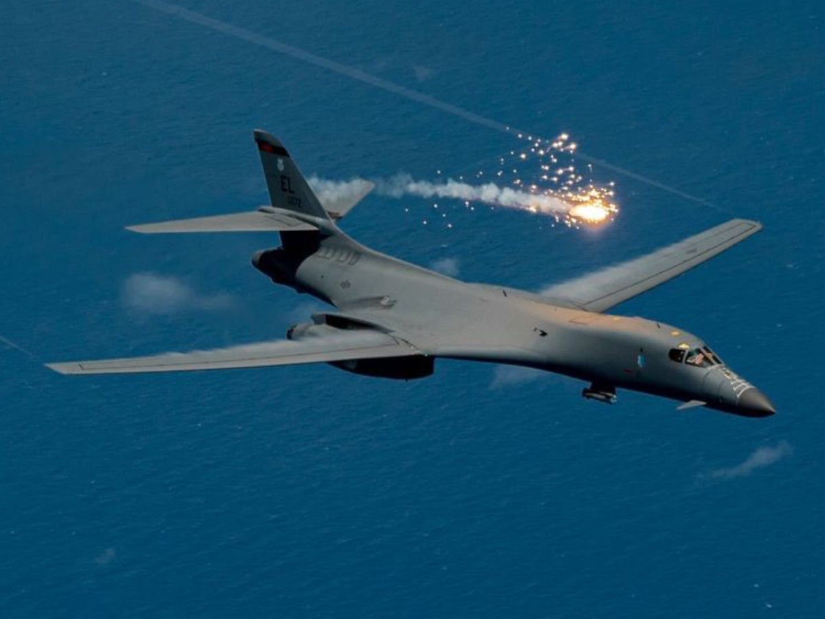B-1B flying at supersonic speed over the ocean - Photo Gallery
