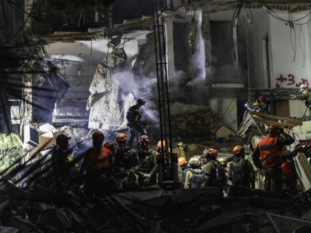 Middle East Crisis: Israeli Strike Wounds Journalist, Leaves Another Trapped Under Rubble as Rescuers Blocked by Gunfire; More Than 2,400 Killed in Lebanon Since March 2