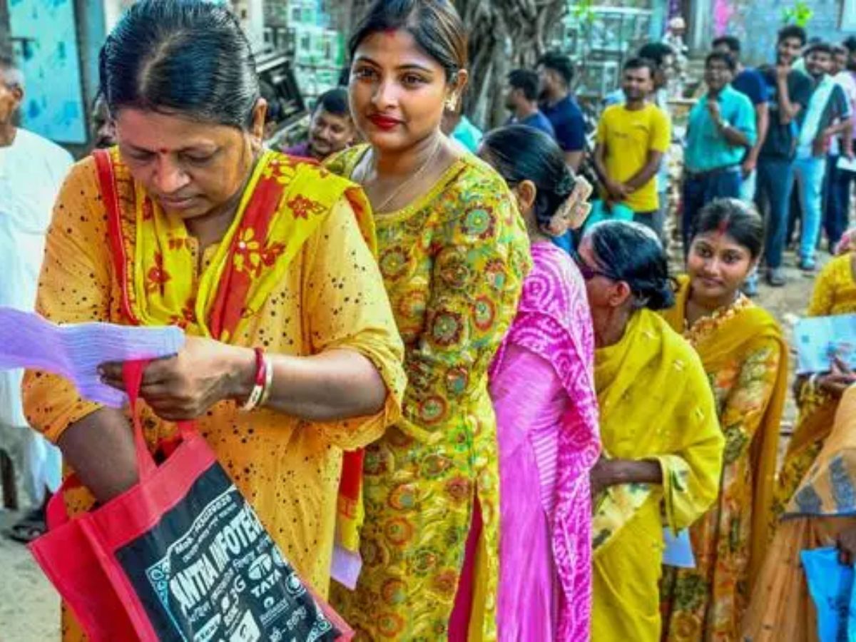 Cash transfer battle may define Bengal polls