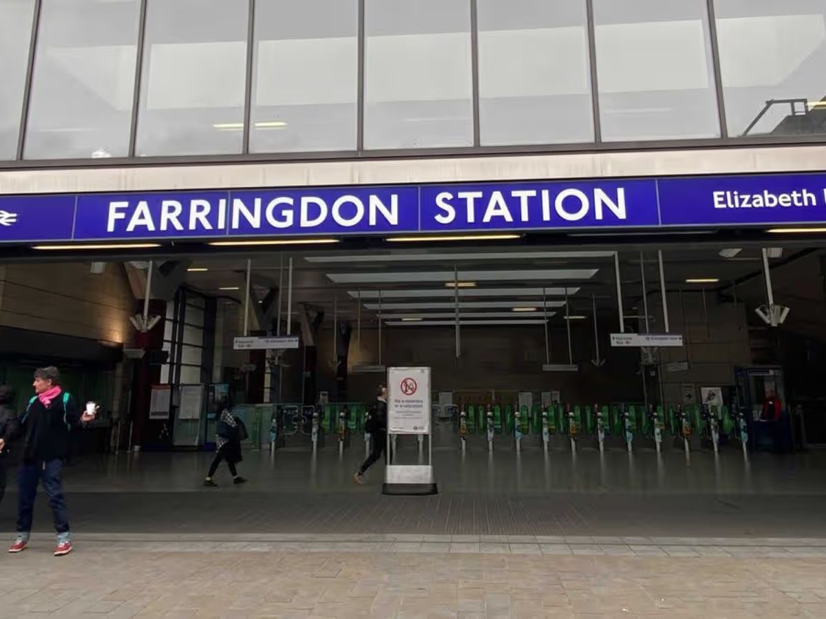 Farringdon Station Incident Today: Station Closed After Suspected Gas Leak, Armed Police Deployed; Check Affected Routes & Alternatives Travel Options