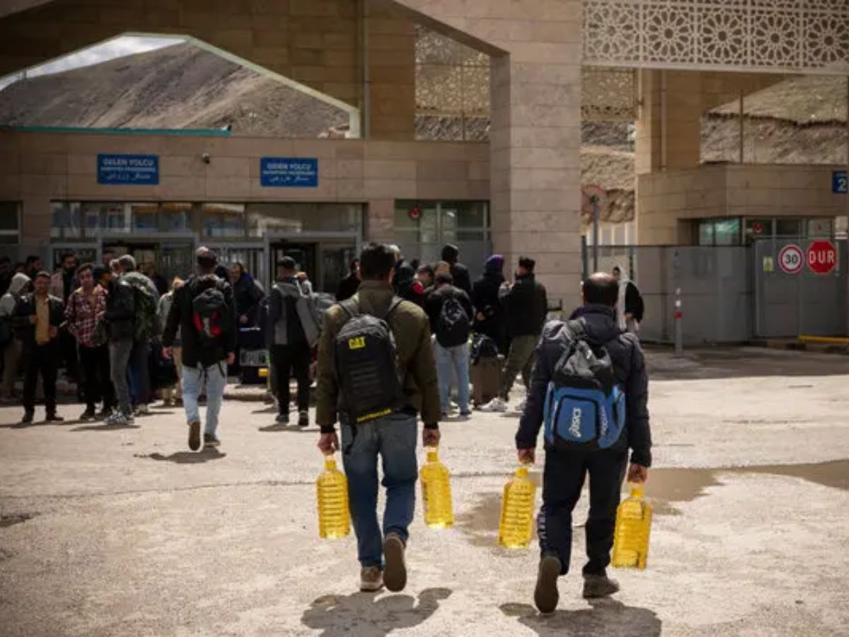 Why Are Thousands of Iranians Suddenly Gathering at the Turkey Border With Large Bottles in Hand? What is the Cooking Oil Crisis Behind It?