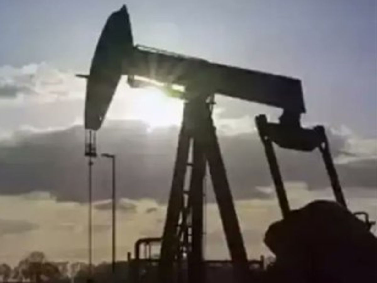 US–Israel–Iran War Latest News: Oil Prices Slip as Markets React to Mixed Signals on Peace Talks Ahead of Ceasefire Deadline