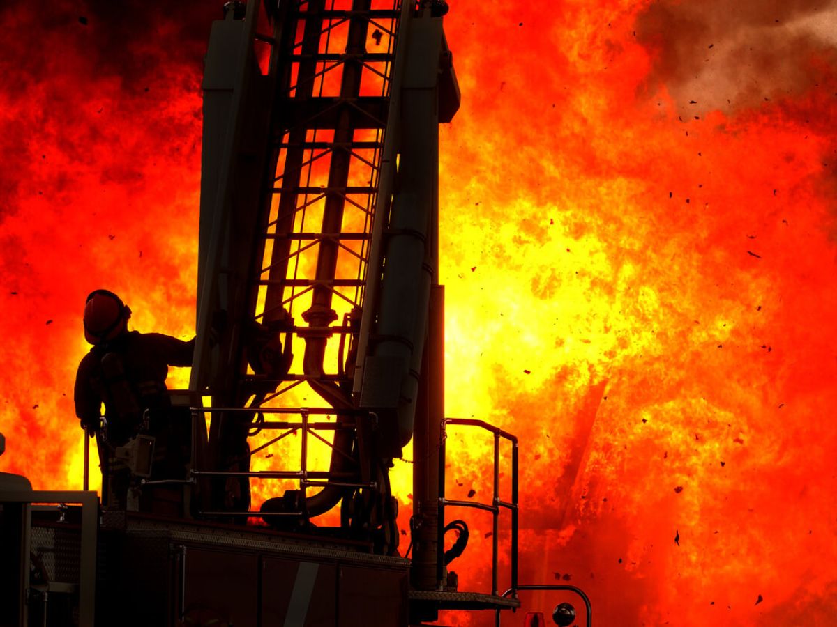 Texas Oil Well Explosion: Blast Near Etoile Triggers Massive Fire, No Casualties Reported as Residents Evacuated in Nacogdoches County | Watch