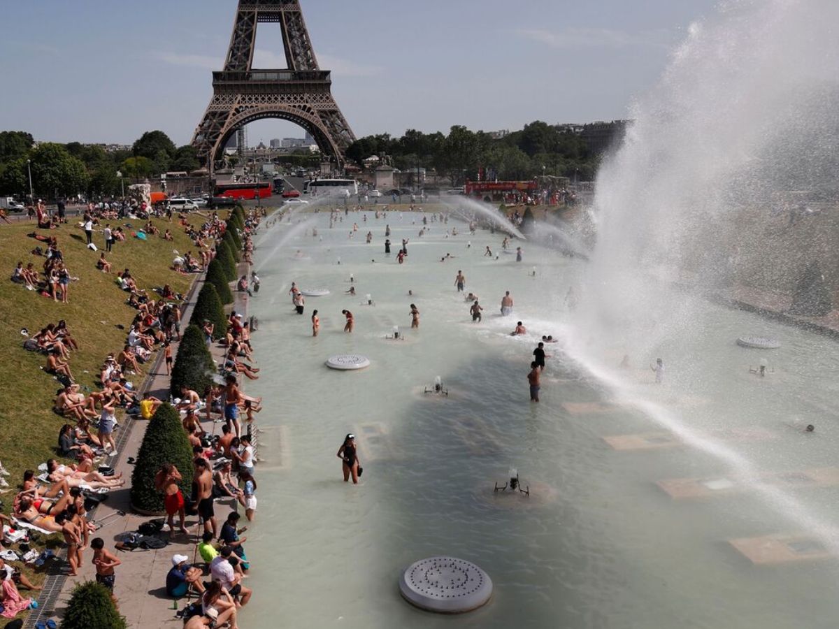 A map of France showing red heat alerts across the country
