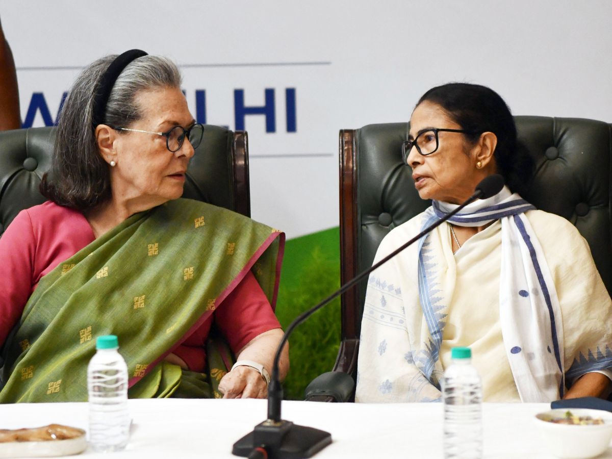 पवार और Mamata बनर्जी के कांग्रेस में वापसी पर विचार करने के साथ ही विलय की चर्चाएँ तेज़ हो रही हैं। 3 West Bengal TMC Crisis Live: Congress Rejects TMC Merger Buzz As 'Totally Baseless', Accuses BJP Of 'Vote Chori'